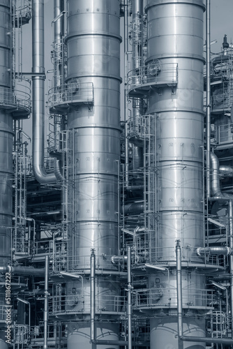 Tableau sur toile Tall steel fractionation towers at a large chemical plant