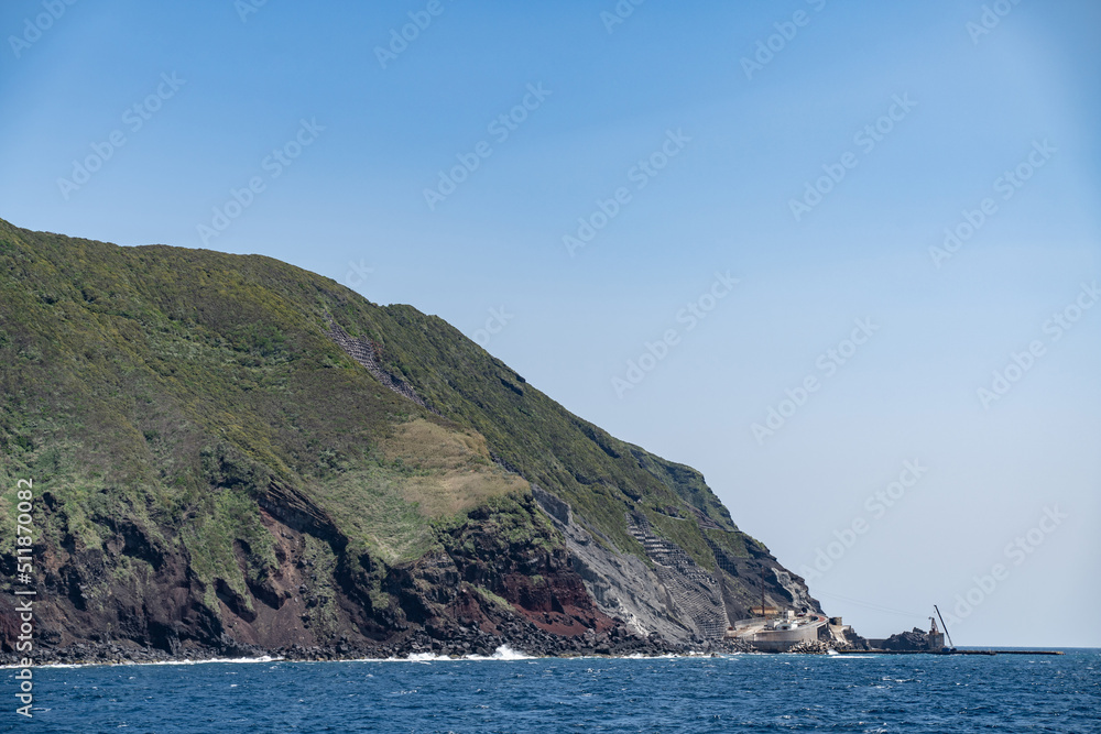 船から見た青ヶ島三宝港 船から見た青ヶ島三宝港