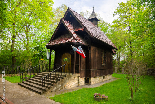 Kaplica w Lasku Mogilskim w Krakowie. Widok w dzień o letniej porze