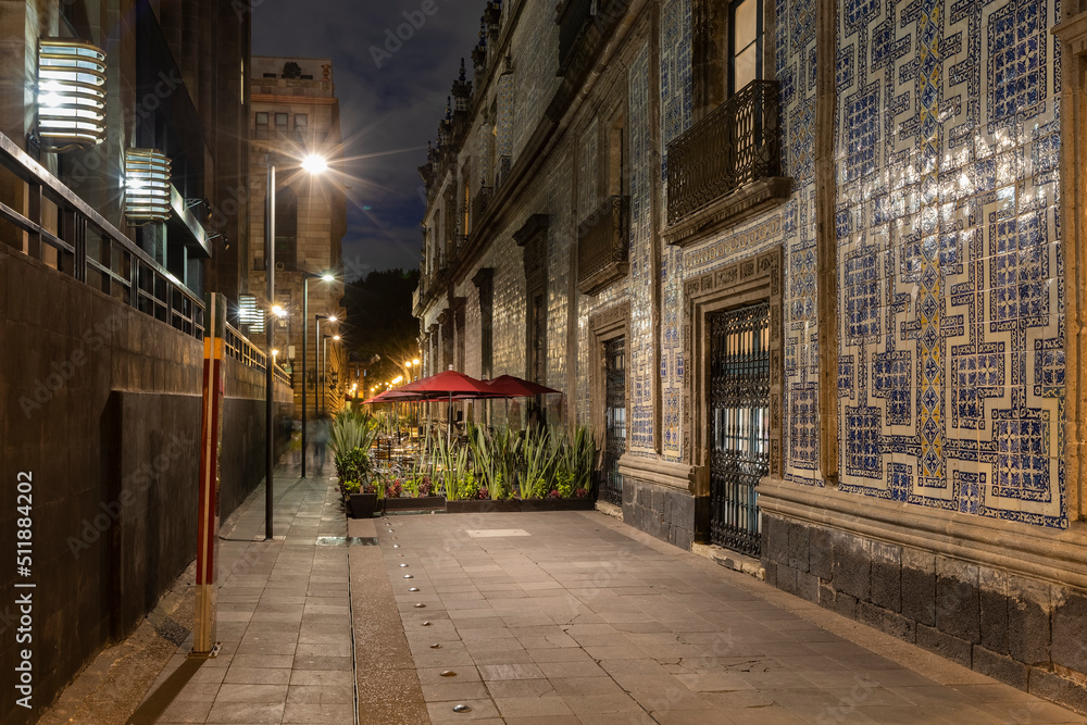 Facade of Casa de los Azulejos, low speed, night image