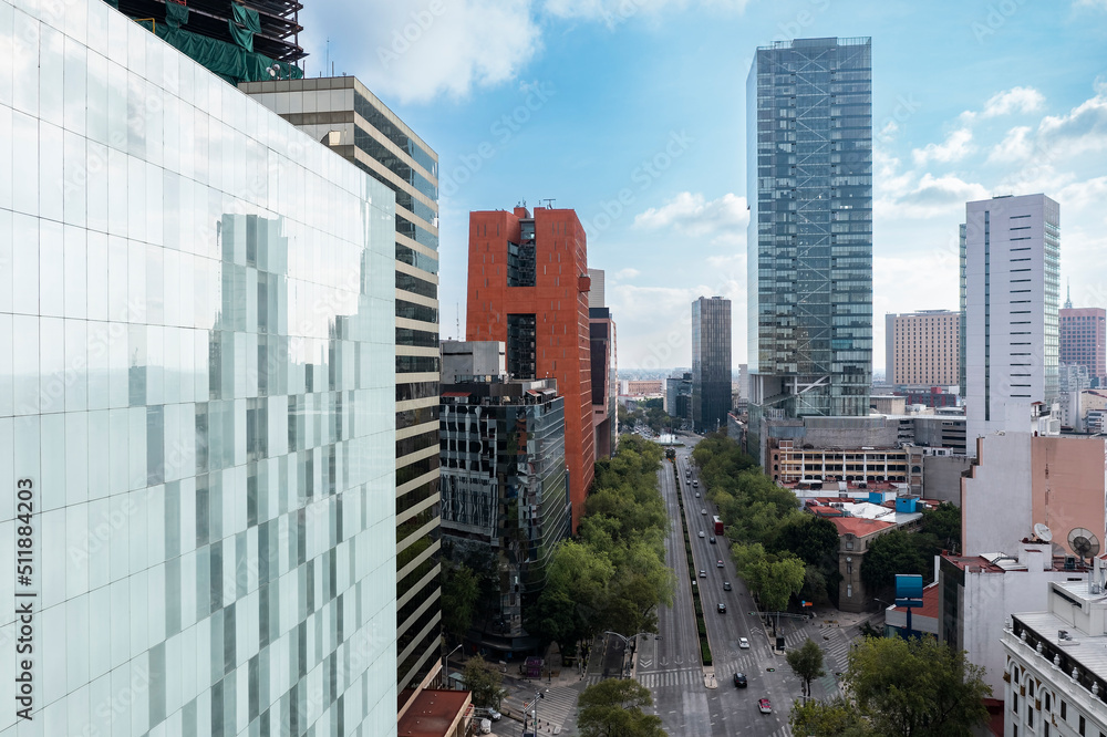 Fototapeta premium Paseo de La Reforma avenue, vehicular traffic at dusk