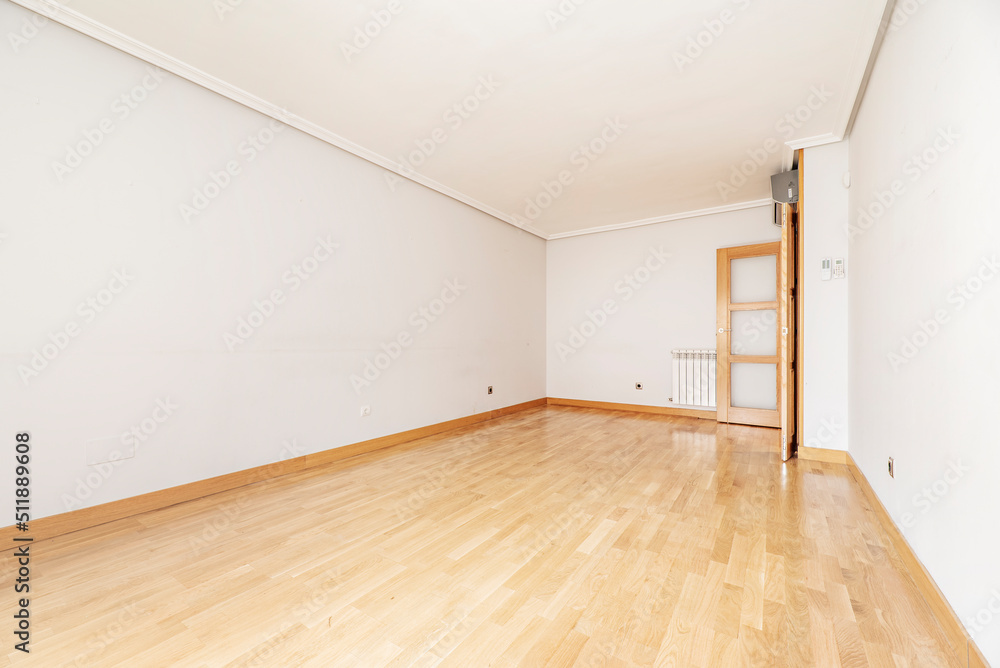 Obraz premium Empty living room with oak parquet and wooden doors of the same material