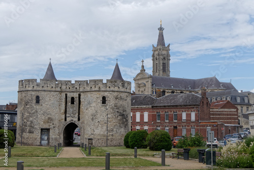Route de Paris et cathédrale Notre-Dame à Cambrai dans le Nord - France