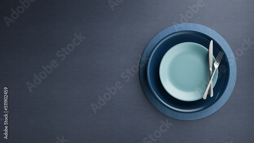 Pratos com talheres sobre a mesa vista vertical photo