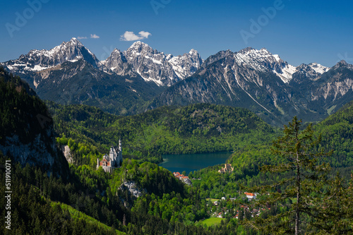 Tableau sur toile Alpiner Bergblick im morgendlichen Licht an einem sonnigen Tag im Sommer am Schl