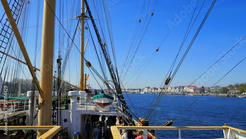 altes Museumsschiff Passat mit alter Ausrüstung liegt im Hafen vom Travemünde unter blauem Himmel