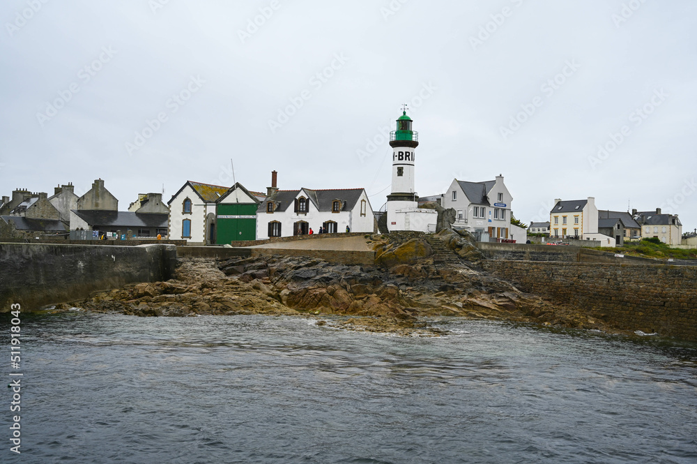 Dans un petit port de pêche de Bretagne avec son phare Dans un petit port de pêche de Bretagne avec son phare