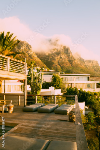 Die Villa neben einem Berg in Afrika