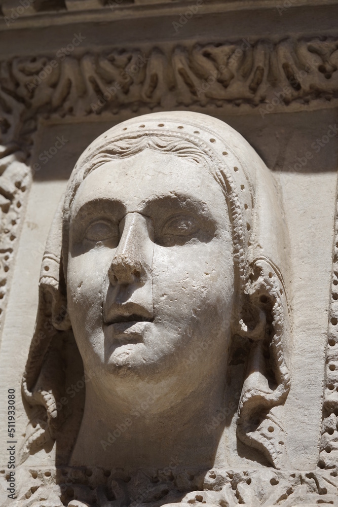 Fototapeta premium Santa Maria della Spina an der Kirche sind Köpfe und Figuren, in Pisa