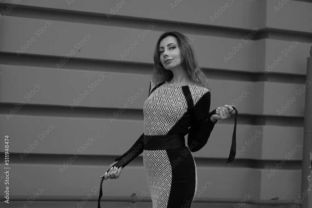Naklejka premium Urban portrait of beautiful woman in the street in black and white