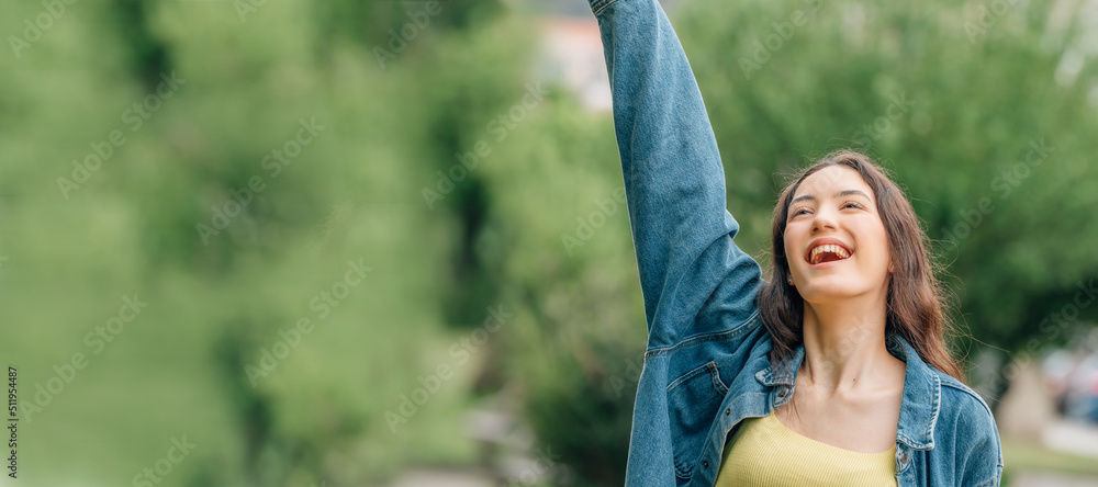 Obraz premium happy young girl expressing joy and fun