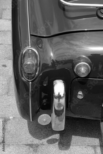 Rücklichter und Stoßstangenhorn in Chrom eines britischen Roadster und Sportwagen der Fünfzigerjahre und Sechzigerjahre im Lenkwerk in Bielefeld in Ostwestfalen-Lippe in klassischem Schwarzweiß photo
