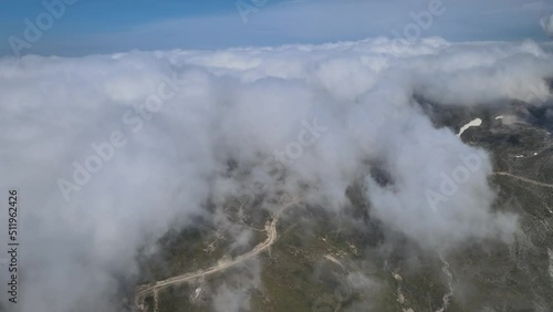 Journey to the top of the monk mountain accompanied by the dance of magnificent clouds