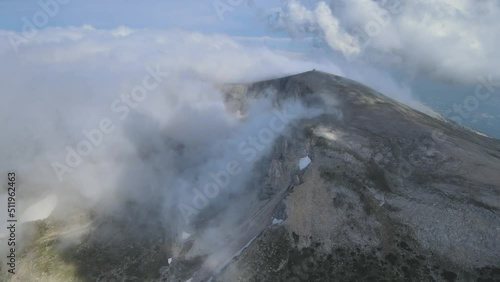 Journey to the top of the monk mountain accompanied by the dance of magnificent clouds