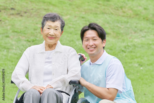 介護士と車椅子に乗った高齢者女性の屋外ポートレート