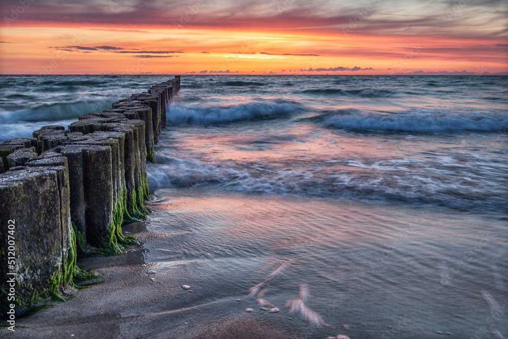 Buhnen, Wellen und Sonnenuntergang an der Ostsee