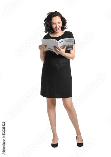Young pregnant woman readin...