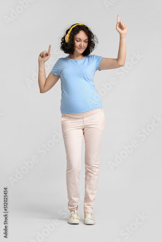 Young pregnant woman in hea...