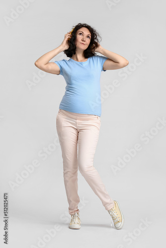 Young pregnant woman in hea...