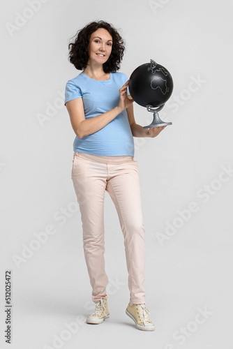 Young pregnant woman with g...