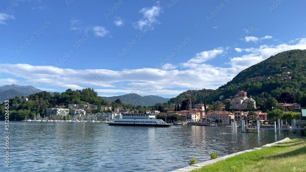 Video, Fähre von Intra fährt in den Hafen von Laveno ein, Sommer, Sonne am Lago Maggiore, blauer Himmel, Wolken, Alpen, Bergpanorama, Lombardei, Italien Video, Fähre von Intra fährt in den Hafen von Laveno ein, Sommer, Sonne am Lago Maggiore, blauer Himmel, Wolken, Alpen, Bergpanorama, Lombardei, Italien