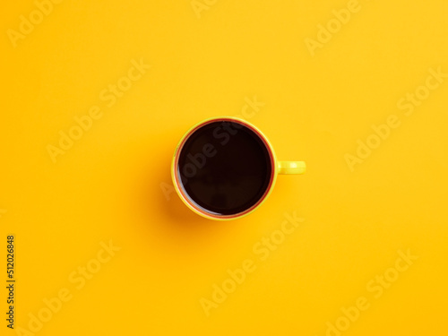 Foto Yellow coffee cup on yellow background. Morning coffee concept.
