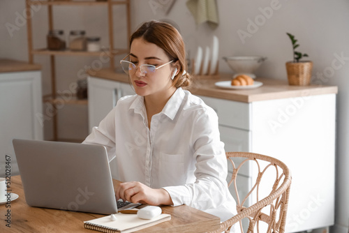 Young female freelancer wor...