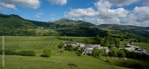 Paysage de printemps en Auvergne dans les Monts Dore et le massif du Sancy en France autour du hameau de Montmié photo