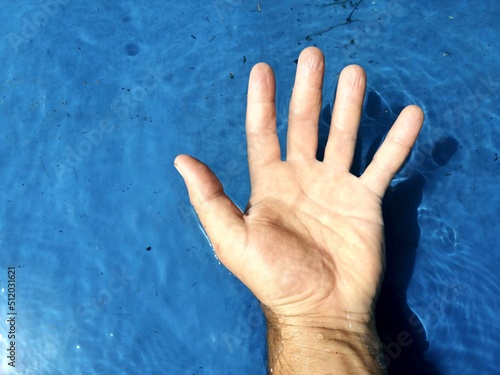 dłoń w wodzie 