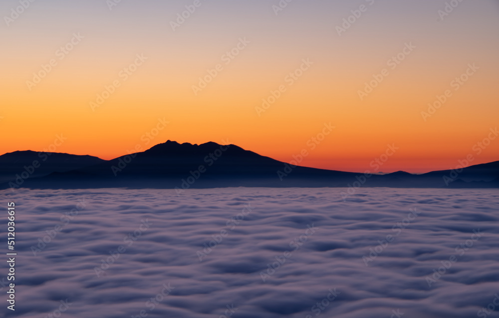 夜明けの空と雲海。日本の北海道の津別峠。