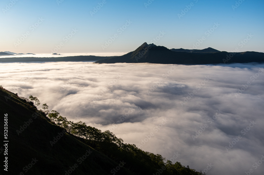 Obraz premium 雲海に覆われた山間の湖。日本の北海道の摩周湖。