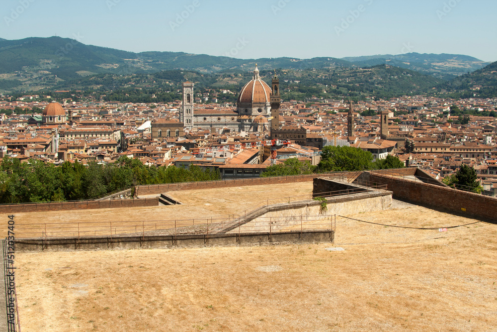 Italia. Toscana, Firenze, la città vista dal Forte di Belvedere, il duomo e la torre di Palazzo Vecchio.
