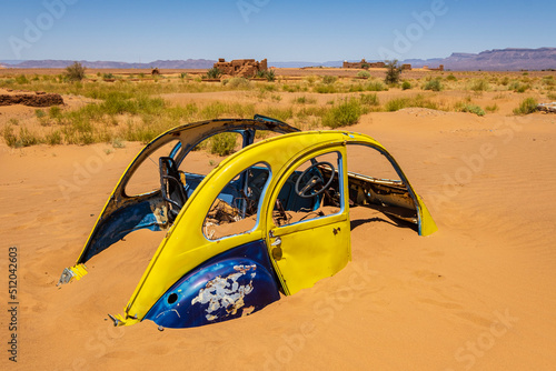 Schilderij op canvas citroen 2CV enterrado en la arena, Tamegroute, Marruecos, Africa