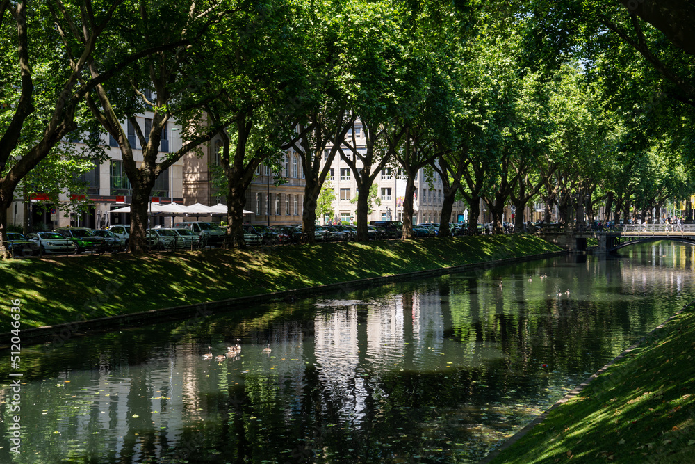 Fototapeta premium Königsallee in Düsseldorf, Deutschland