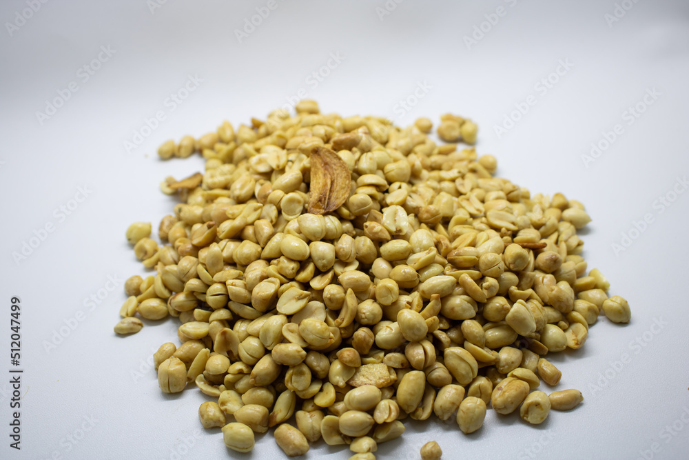Fototapeta premium Delicious peanuts isolated white background.