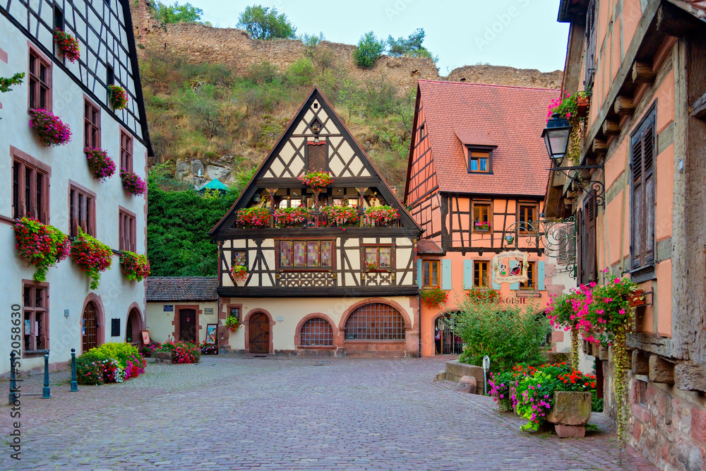 Romantisches Dorf im Elsass, Frankreich