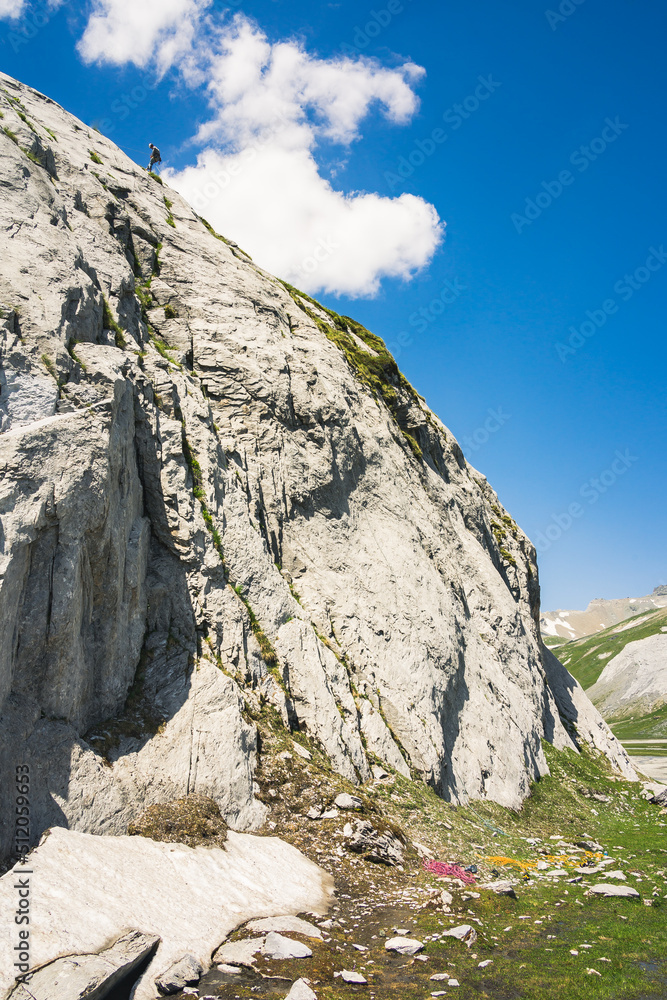 Ein Kletterer seilt sich am Segnesboden oberhalb von Flims und Laax in der Unesco Sardona Tektonikarena ab. Ein Kletterer seilt sich am Segnesboden oberhalb von Flims und Laax in der Unesco Sardona Tektonikarena ab.