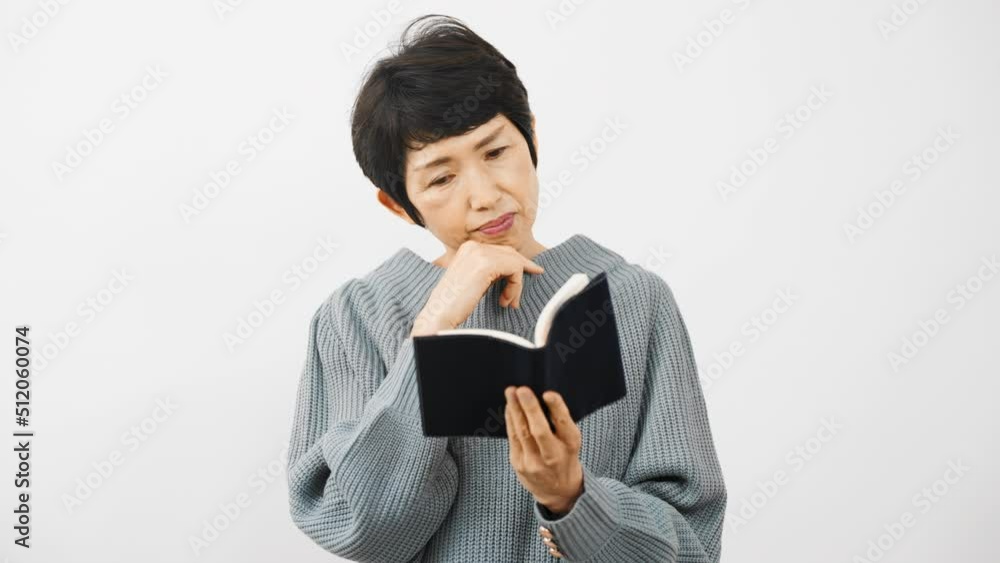 読書をするミドル女性