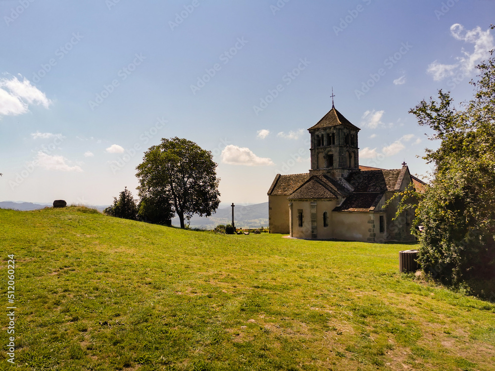 Le chevet de l'église Notre-Dame-de-l’Assomption butte de Suin, Charolais, Saône-et-Loire, Bourgogne-Franche-Comté, France