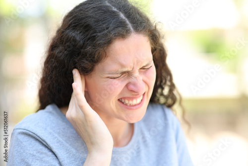 Foto Woman complaining suffering ear ache
