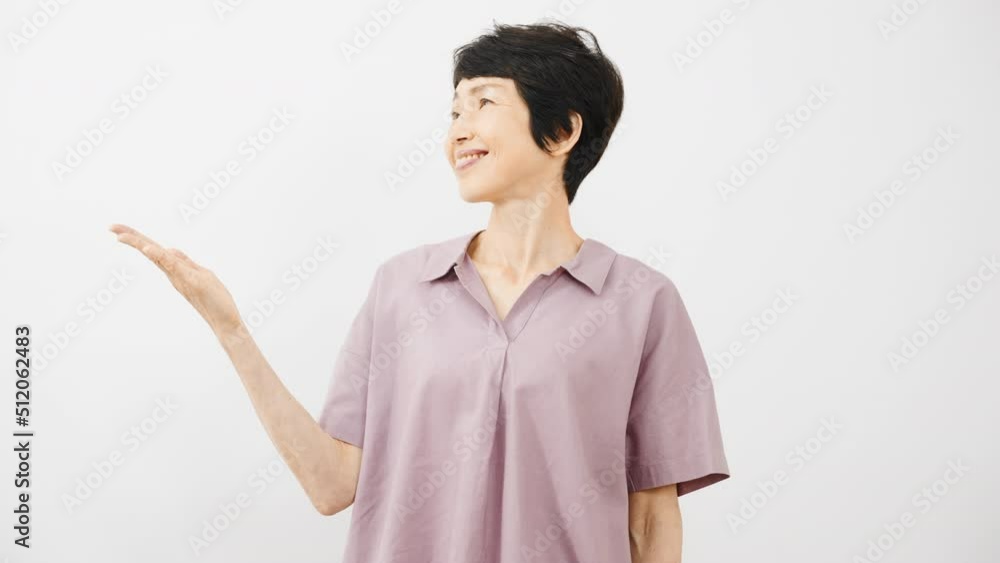 案内をするミドル女性