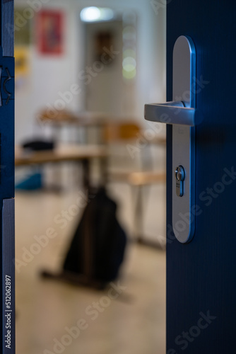 Vie scolaire - porte entrouverte sur une salle de classe d'un établissement scolaire photo