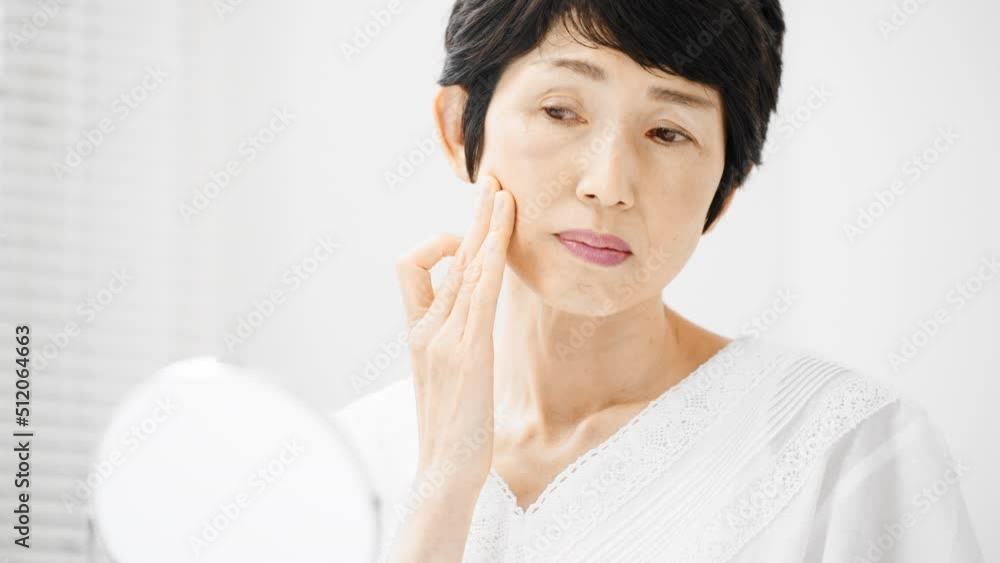 ビューティーイメージ　目元や口元を気にするミドル女性