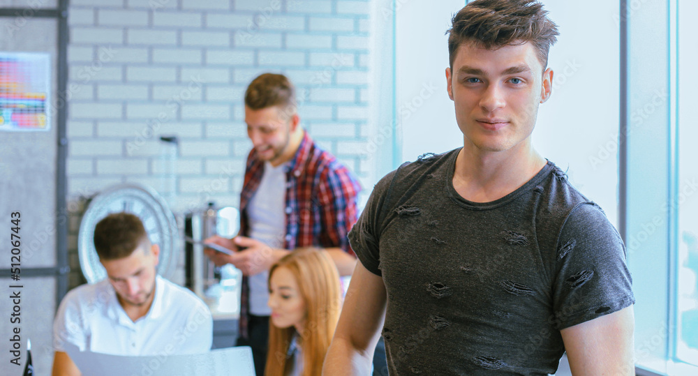 Obraz premium Businessman with colleagues in the background in office