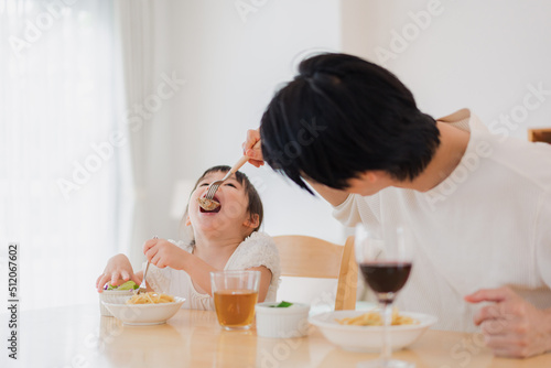 娘と仲良くご飯を食べるパパ