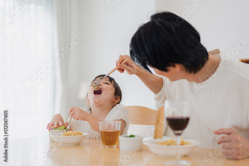 娘と仲良くご飯を食べるパパ