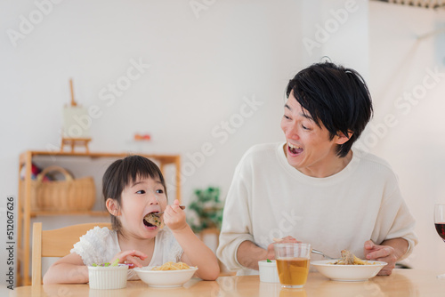 娘と仲良くご飯を食べるパパ