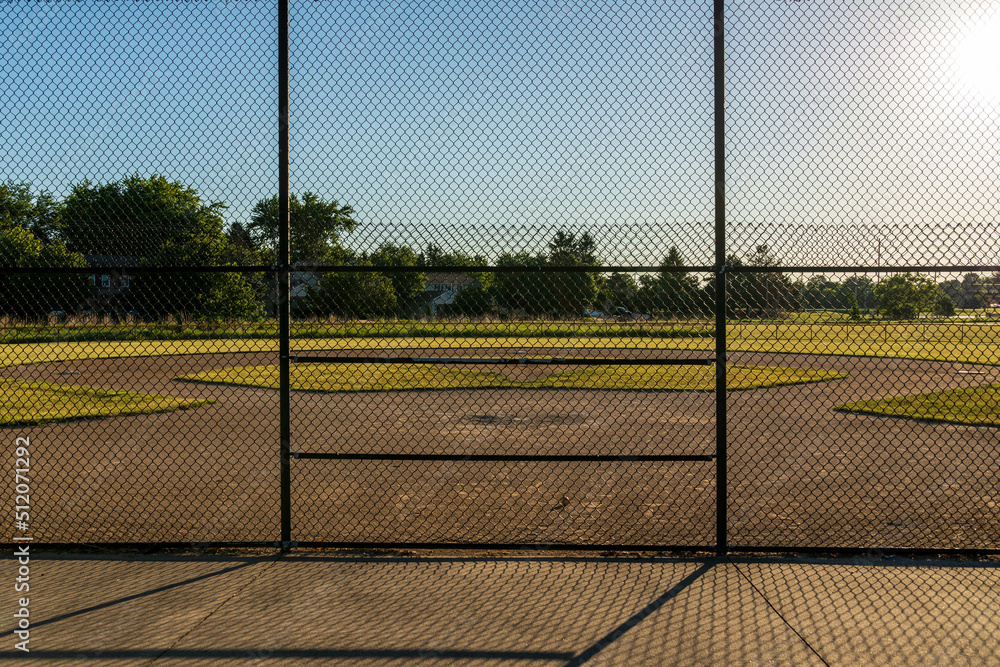 Ταπετσαρία the infield of a baseball diamond in the early morning