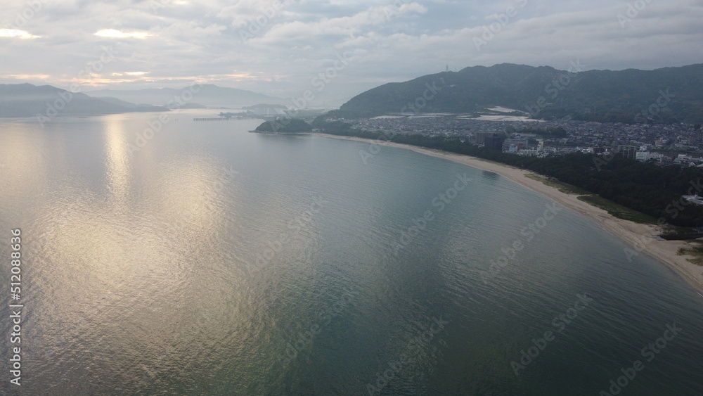 山口県光市虹ヶ浜海水浴場のヒカリと輝き　マジックアワーの瀬戸内海の景色