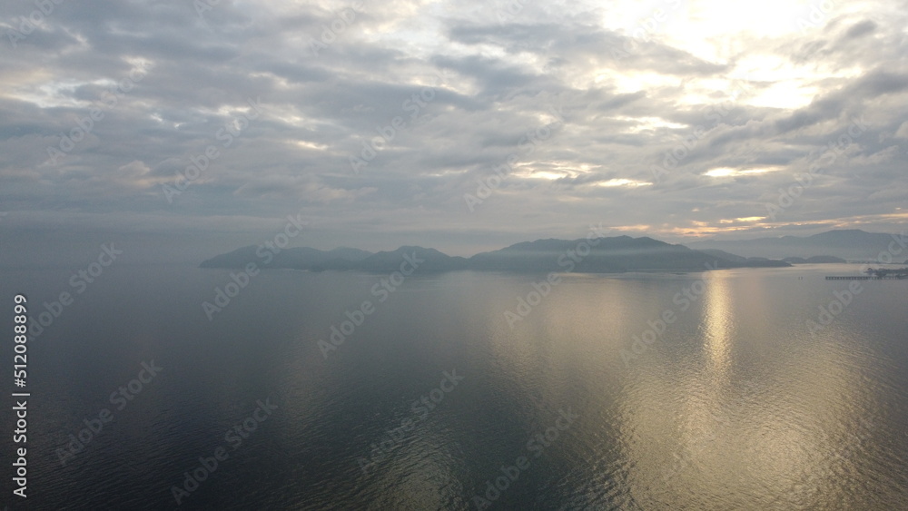 山口県光市虹ヶ浜海水浴場のヒカリと輝き　マジックアワーの瀬戸内海の景色